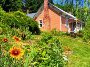 Historic 1818 Riverfront Cottage